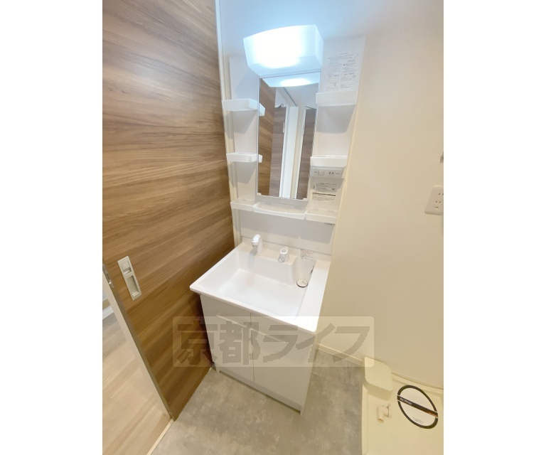 洗面設備　綺麗な洗面化粧台です。