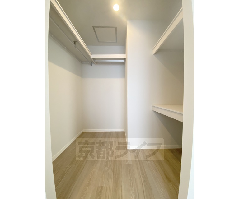 収納　広々したウォークインクローゼットです。