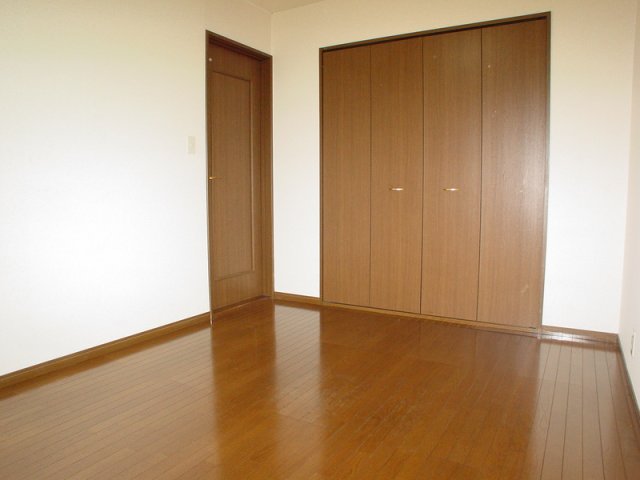 その他　広々収納付洋室！