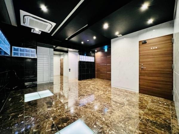 ドラックストア　トモズ虎ノ門ヒルズ森タワー店（ドラッグストア）まで510m