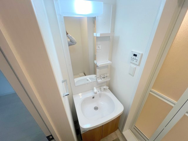 洗面設備　身支度が出来る独立洗面台です。