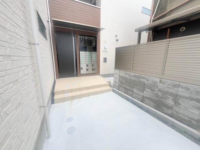 エントランス　オシャレなエントランスは安心のオートロック付きです。