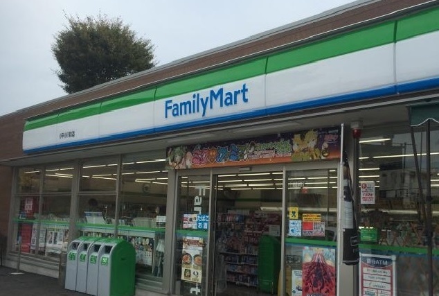 コンビニ　ファミリーマート（コンビニ）まで800m