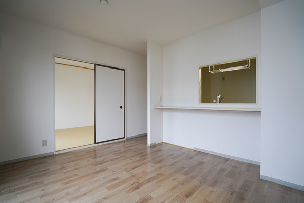 居室・リビング　同じ建物の別なお部屋