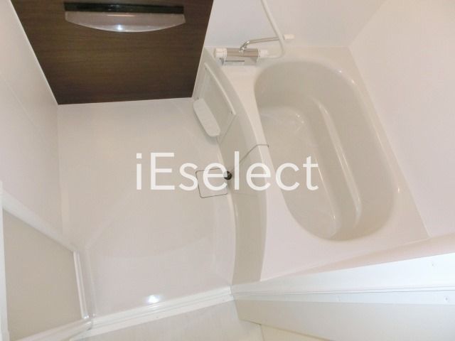 バス・シャワールーム　便利な浴室乾燥機付きのバス。