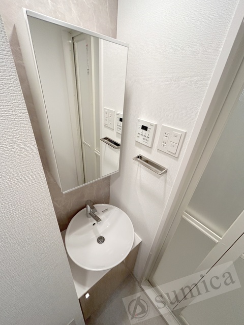 洗面設備　内装色が異なります