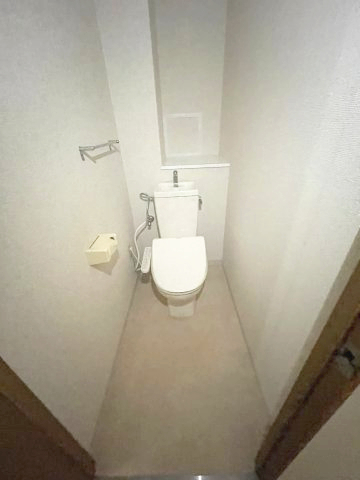 トイレ　イメージとして同建物他部屋を表示しています