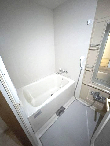 バス・シャワールーム　イメージとして同建物他部屋を表示しています