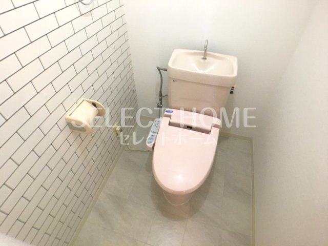 トイレ　落ち着いた色調のトイレです