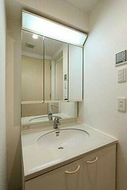 洗面設備　※別部屋の参考写真です。
