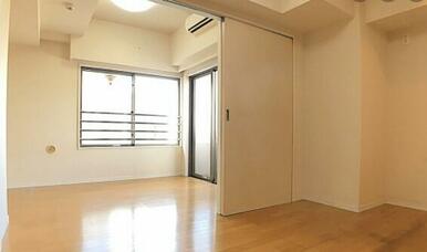 居室・リビング　※別部屋の参考写真です。