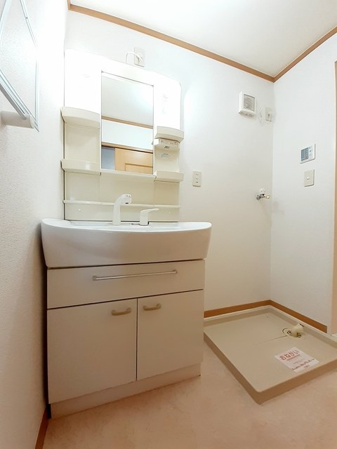 洗面設備　朝の支度に便利な独立洗面台完備