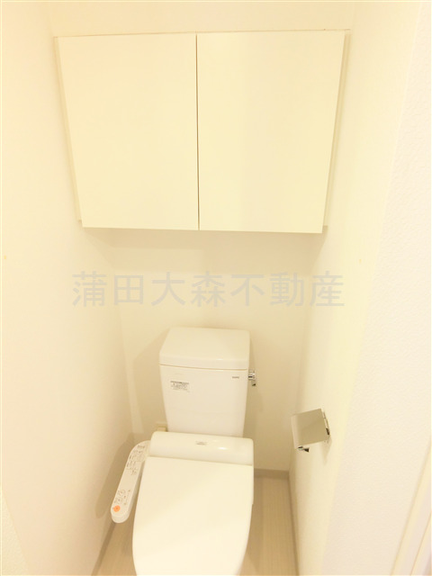 トイレ　棚収納と温水洗浄便座付きのといれ