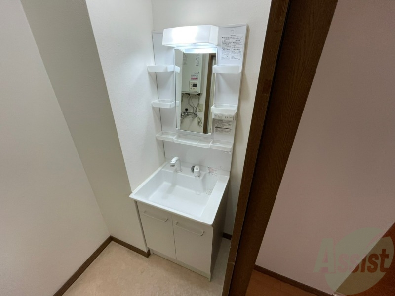 洗面設備　独立洗面台です。大きくてよいですね。シャンプーもできます。