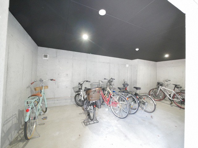 その他共有部分　屋内駐輪場で冬でも安心☆