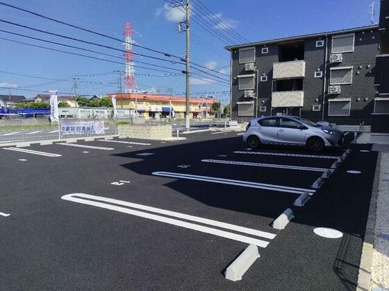 駐車場　敷地内駐車場、別途契約月額５，５００円（税込）