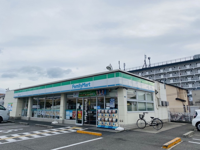 コンビニ　ファミリーマート（コンビニ）まで450m