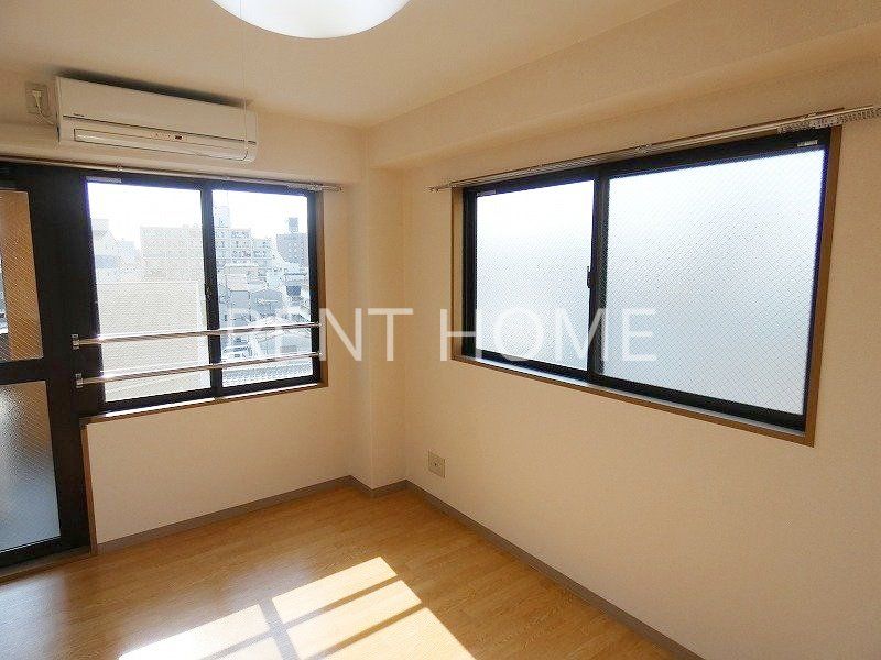 居室・リビング　2面採光で明るいお部屋です