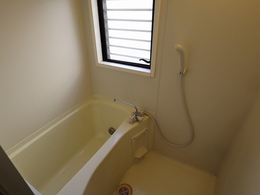バス・シャワールーム　追焚き機能・換気窓付きのバスルーム