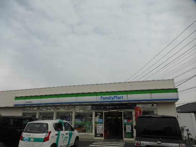 コンビニ　ファミリーマート越谷谷中通り店（コンビニ）まで558m