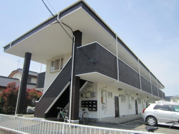建物外観　外観と駐車場の写真です。