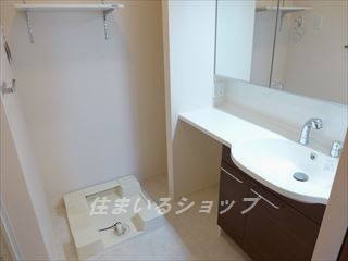 洗面設備　三面鏡付き大型シャンプードレッサー