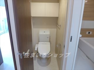 トイレ　ウォシュレット・収納棚あり