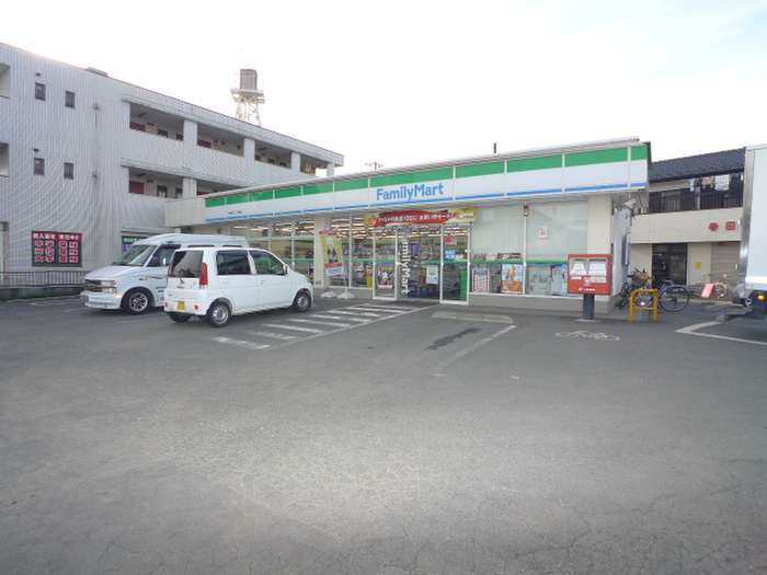 コンビニ　ファミリーマート（コンビニ）まで300m