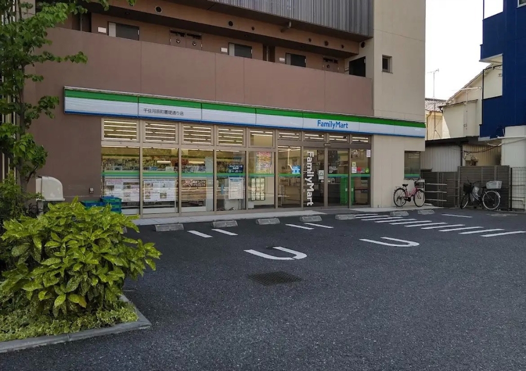 コンビニ　ファミリーマート 千住河原町墨堤通り店（コンビニ）まで178m
