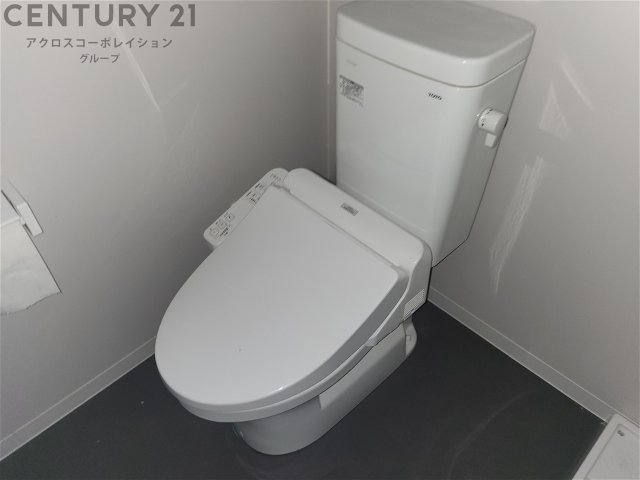 トイレ　温水洗浄便座付きのトイレです♪