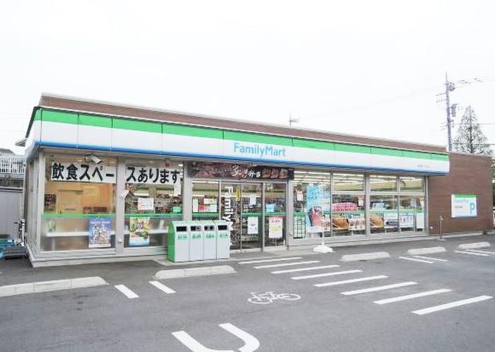 コンビニ　ファミリーマート（コンビニ）まで140m
