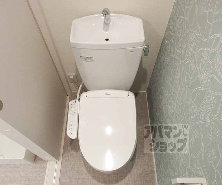 トイレ　嬉しいウォシュレット付き・