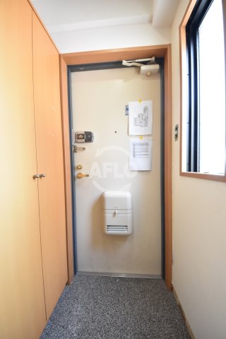 玄関　メゾンサンワ西長堀　玄関
