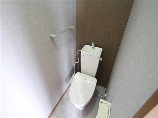 トイレ　新品のウォシュレット付きトイレです。