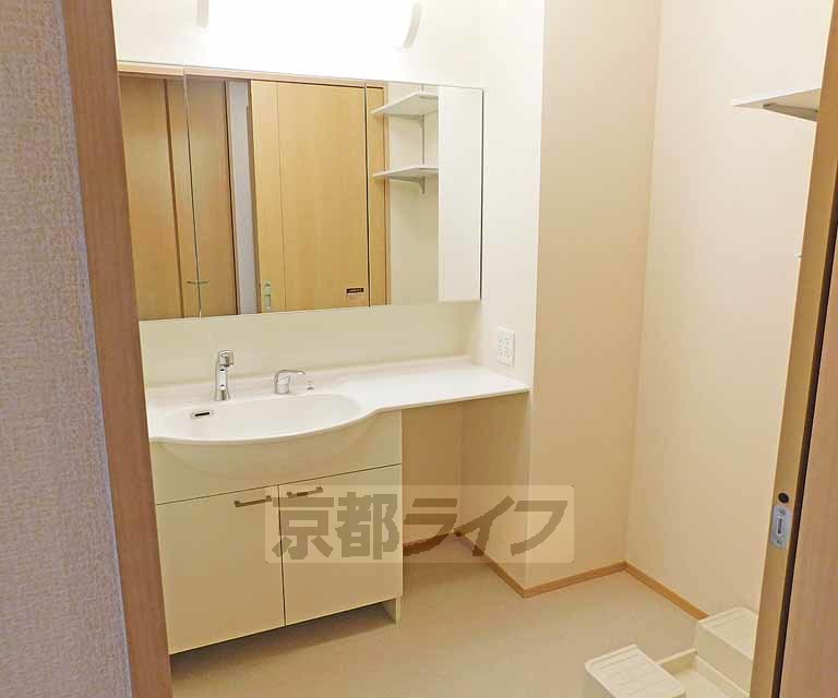 洗面設備　ワイドな洗面台ですね・