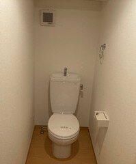 トイレ　落ち着いた色調のトイレです