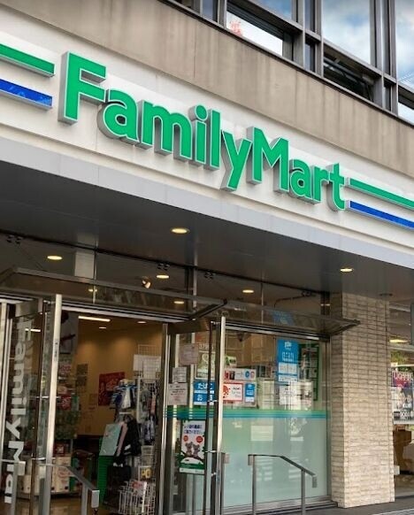 コンビニ　ファミリーマート本町四丁目店（コンビニ）まで785m