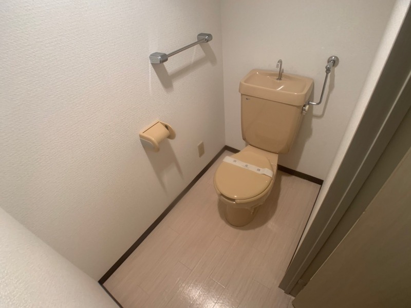 トイレ　こちらはトイレです。清潔感があり、安心して使用できます。