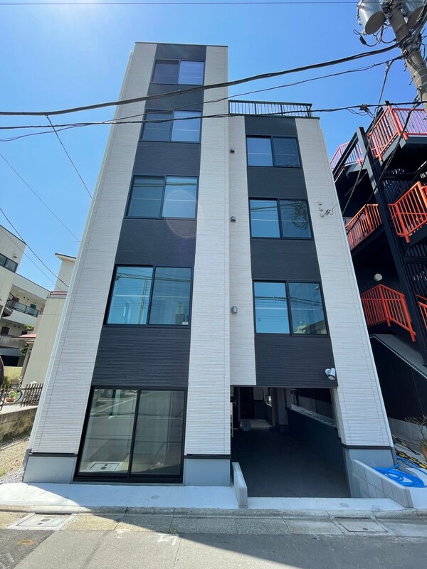 建物外観　直線的でスタイリッシュな外観