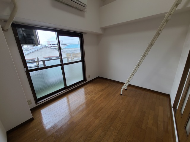 居室・リビング　光の差し込む明るいお部屋です