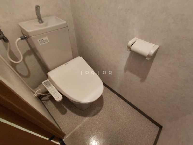 トイレ　嬉しい温水洗浄便座付きのトイレです。