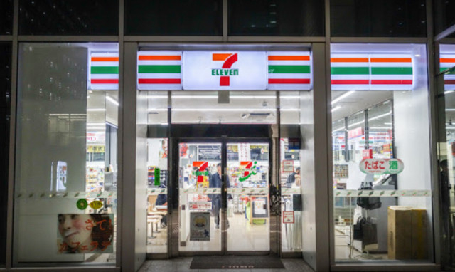 コンビニ　セブンイレブン港区港南1丁目店（コンビニ）まで115m