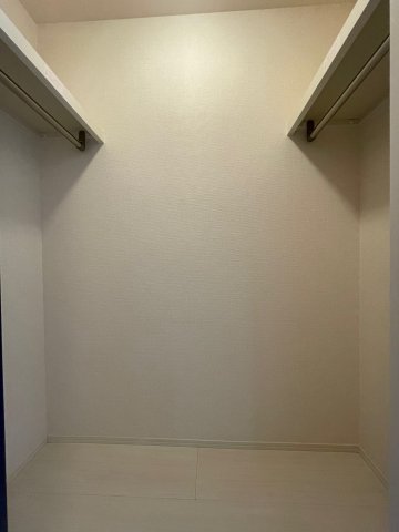 収納　クローゼットの両脇には、枕棚&ハンガーパイプ付いています♪
