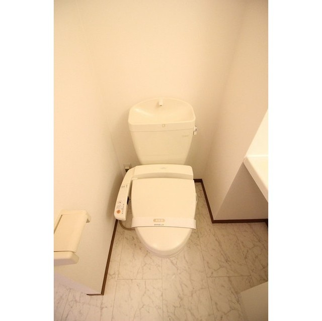 トイレ　別号室の写真になります。