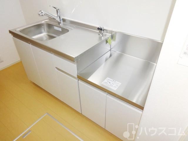 キッチン　調理スペースの広いキッチンでお料理しやすそうですね♪
