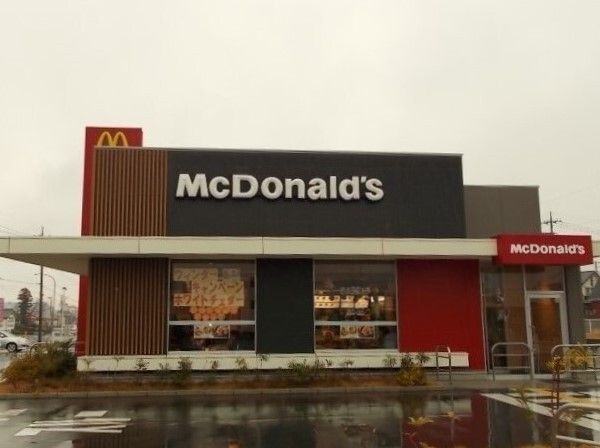 飲食店　マクドナルド桶川下日出谷店（飲食店）まで330m