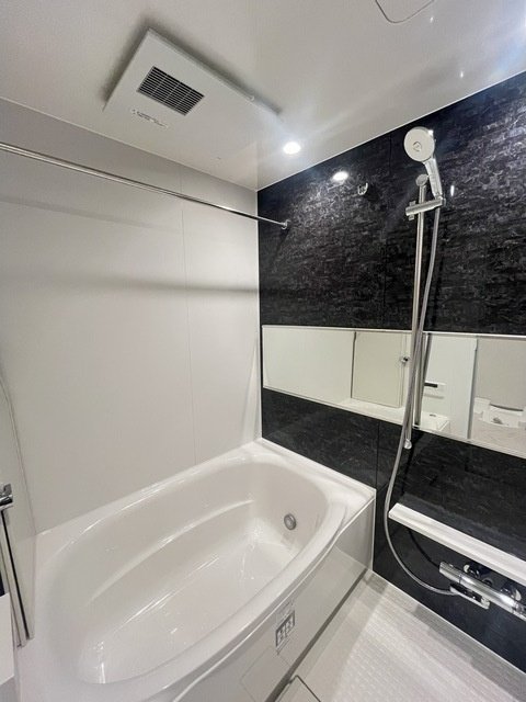 バス・シャワールーム　※反転タイプのお部屋の写真を使用しています。