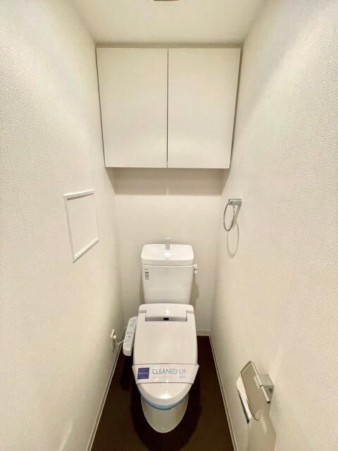 トイレ　落ち着いた色調のトイレです