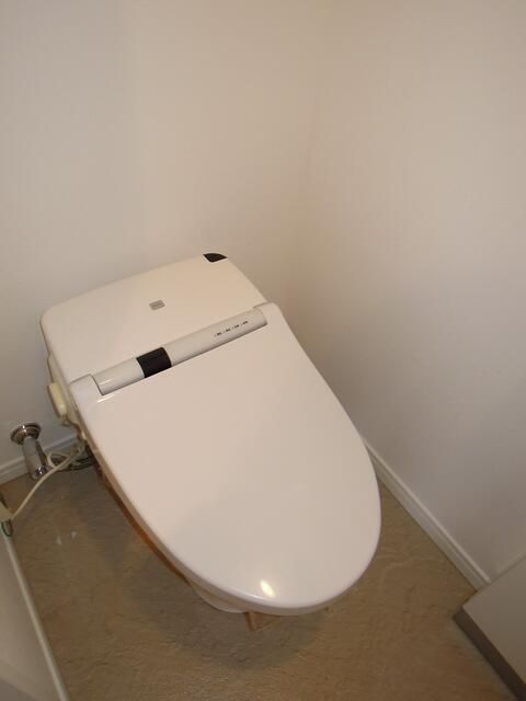 トイレ　落ち着いた色調のトイレです