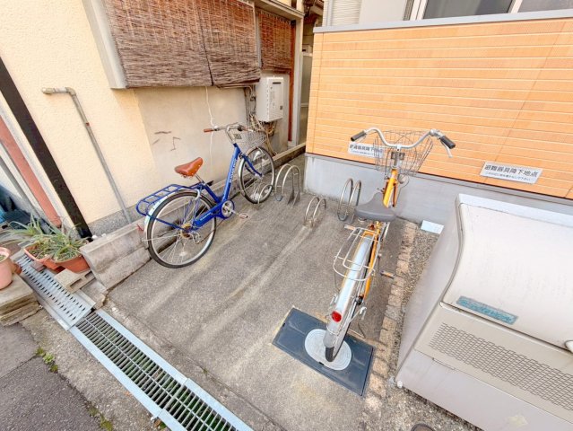 駐車場　敷地内には入居者専用の駐輪スペースもあります。